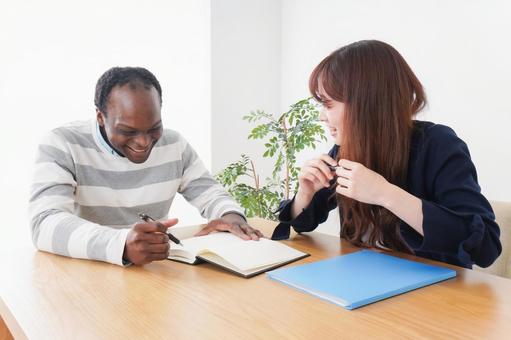 マンツーマンのネイティブ英会話教室 マンツーマンのネイティブ英会話教室 アフリカ系,大学生,黒板の写真素材