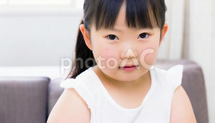 ぽっちゃり体型の幼い子ども 幼児,赤ちゃん,女の子の写真素材