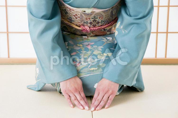 お辞儀する着物姿の女性 着物,女性,お辞儀の写真素材