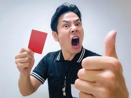 男性審判によるレッドカード提示ポーズ 男性,審判,レフリーの写真素材