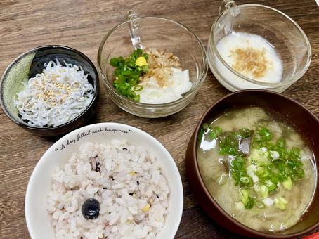 栄養バランスを考えた朝食 朝食,朝ご飯,雑穀米の写真素材