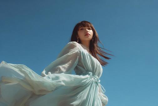 風を受けて舞い上がるドレスの美しさ 風を受けて舞い上がるドレスの美しさの写真