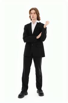 カメラ目線の黒いスーツの男性 カメラ目線の黒いスーツの男性の写真