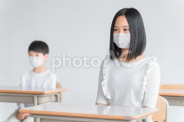 マスクをつけながら授業を受ける小学生 マスク,学校,子供の写真素材
