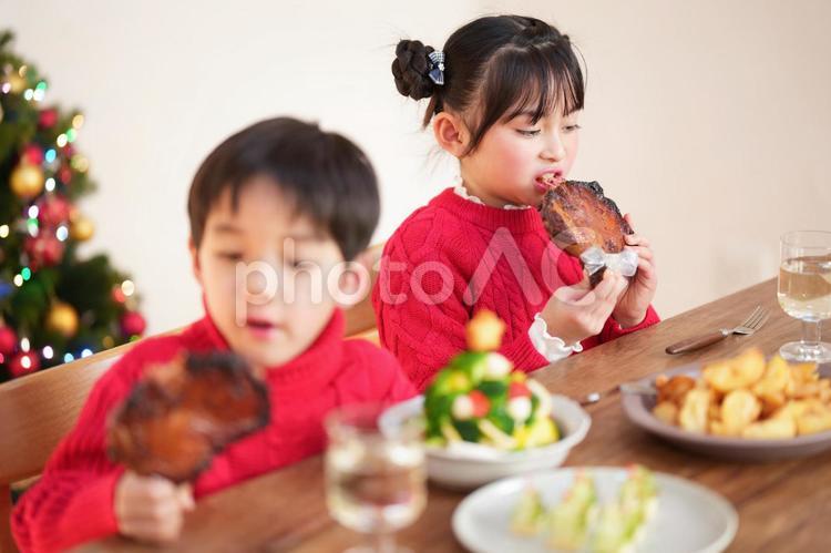 チキンを食べている女の子と男の子 男女,チキン,食べるの写真素材
