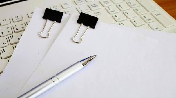 デスクワーク 白紙のコピー用紙 書類作成 デスクワーク 白紙のコピー用紙 書類作成 ビジネスイメージ,デスクワーク,書類の写真素材