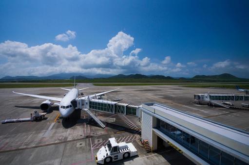 新石垣空港 新石垣空港 飛行機,空港,ボーディングブリッジの写真素材
