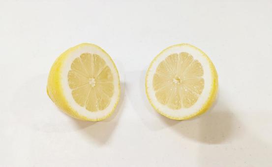 半分に切ったレモン素材 半分に切ったレモン素材の写真