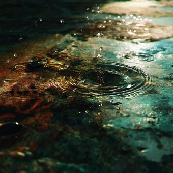 雫の溢れる水たまり 雫の溢れる水たまりの写真