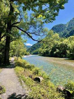 夏の梓川と木漏れ日 夏の梓川と木漏れ日 上高地,梓川,新緑の写真素材