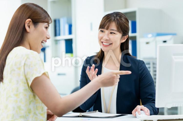 接客するビジネスウーマン 営業,説明,案内の写真素材