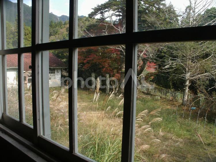 レトロな木造校舎「窓からの風景」 レトロ,木造校舎,廃校の写真素材