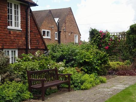 イギリス　緑の中のベンチ イギリス,街並み,ベンチの写真素材