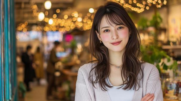 お洒落なカフェで笑顔の女性 お洒落なカフェで笑顔の女性の写真