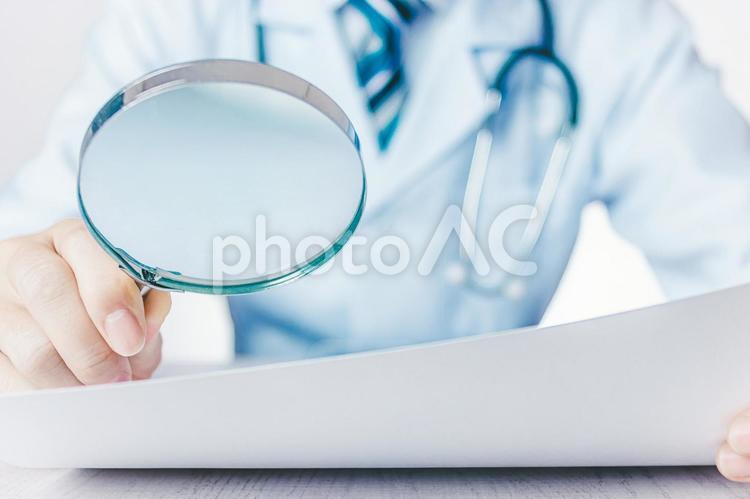 ルーペで見る男性医師 医療,ルーペ,医師の写真素材