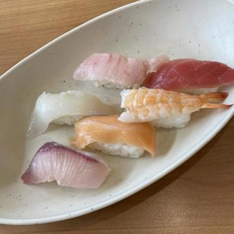 エビお寿司人気セット〜サーモンと エビお寿司人気セット〜サーモンと お寿司,和食,マグロの写真素材