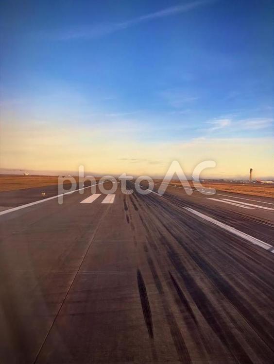 海外の空港の滑走路 飛行機,滑走路,青い空の写真素材