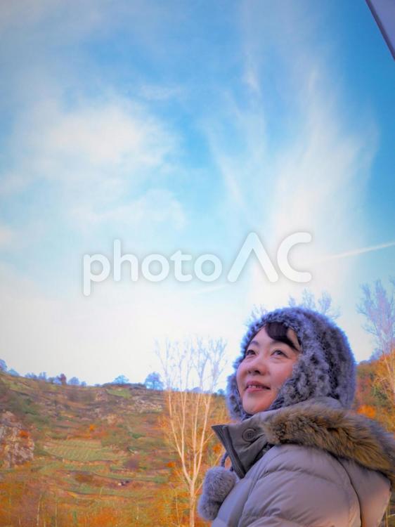 見上げる女性２　旅人 女性,ファー,ライン川クルーズの写真素材