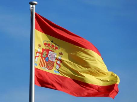 風にたなびくスペイン国旗 風にたなびくスペイン国旗の写真