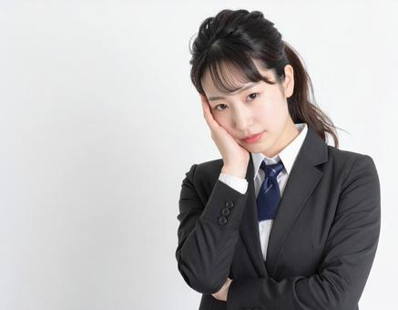 頭を抱えて頭痛に悩む女性 頭を抱えて頭痛に悩む女性の写真