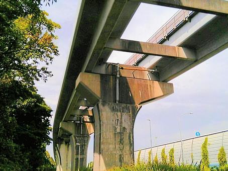 陸橋下 空を切り取る造形 風景 外 陸橋下 空を切り取る造形 風景 外の写真