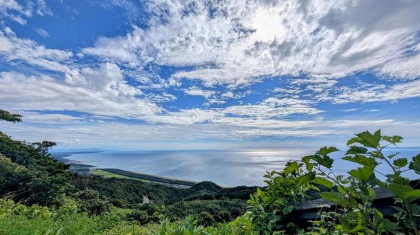 見下ろす景色、爽やかな海岸線 海,空,青空の写真素材