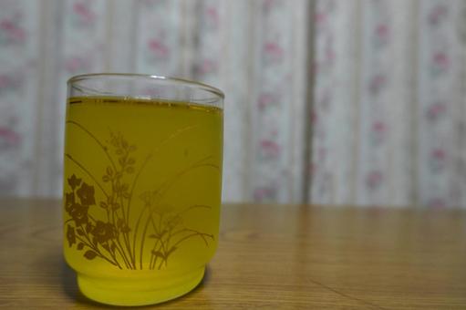 ガラスコップに入った日本茶 ガラスコップに入った日本茶の写真