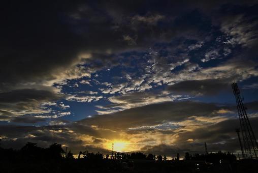 台風接近中の夕焼け 2025/7/14 台風接近中の夕焼け 2025/7/14 台風接近中の夕焼け,夕暮れ,夕方の写真素材