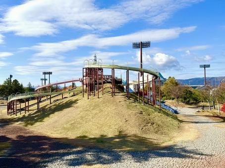 秋の昼間　福井少年運動公園　遊具 秋の昼間,福井少年運動公園,ベンチの写真素材