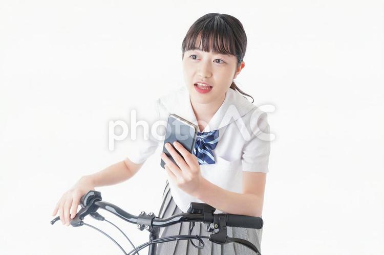 自転車でスマホを使う若い学生 高校生,危険行為,中学生の写真素材