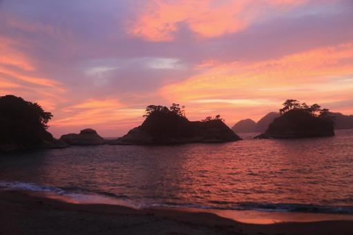 堂ヶ島の向こうに綺麗な夕陽 堂ヶ島の向こうに綺麗な夕陽 綺麗な夕陽,堂ヶ島,島の向こうにの写真素材