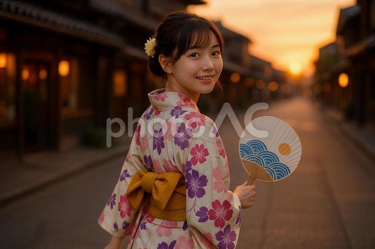 浴衣女性夕暮れ振り向き 浴衣,女性,笑顔の写真素材