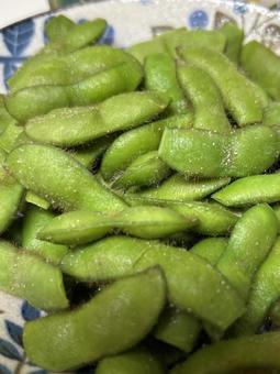 茹で上がった枝豆 茹で上がった枝豆の写真