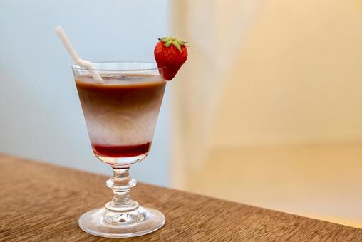 苺が添えられたいちごロイヤルミルクティー イチゴ,ミルクティー,春の写真素材