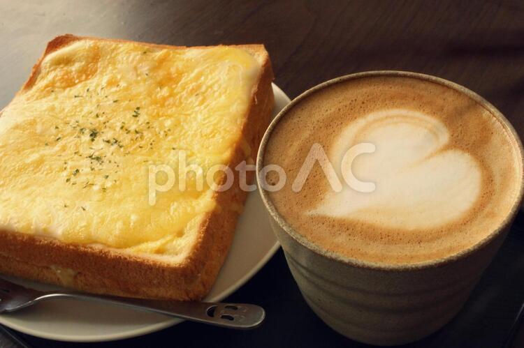 ラテアートとチーズトースト（ハート） おうちカフェ,かわいい,カフェラテの写真素材