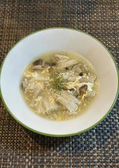 食物繊維のえのきとしめじ入り卵スープ(縦 食物繊維のえのきとしめじ入り卵スープ(縦 中華スープ,スープ,きのこの写真素材