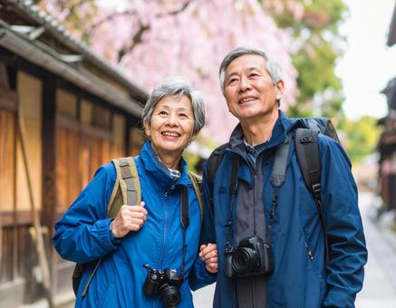 カメラを持って旅するシニア夫婦 カメラを持って旅するシニア夫婦の写真