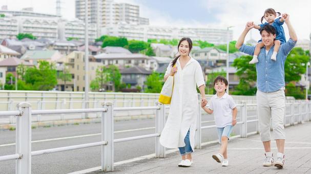 手を繋いで屋外を散歩する親子 手を繋いで屋外を散歩する親子 人物,家族,手を繋ぐの写真素材