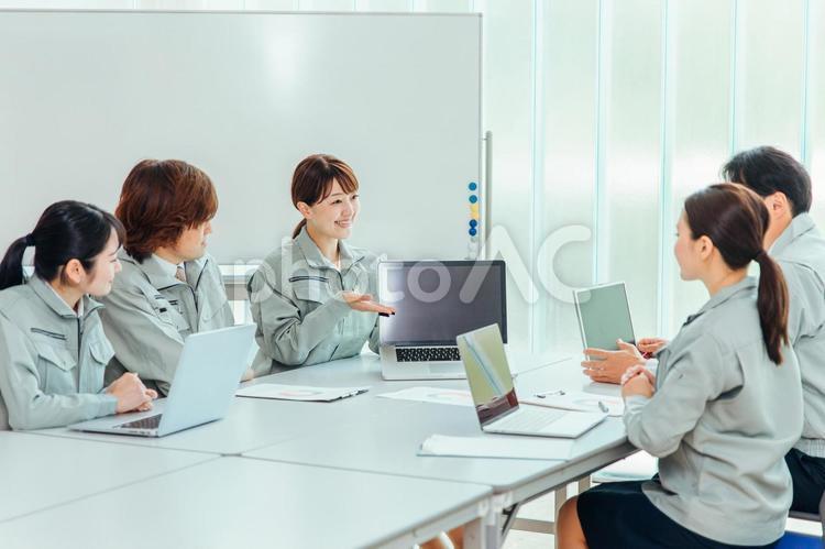 会議をする工場の作業員（提案・パソコン） 会議,作業員,ビジネスの写真素材