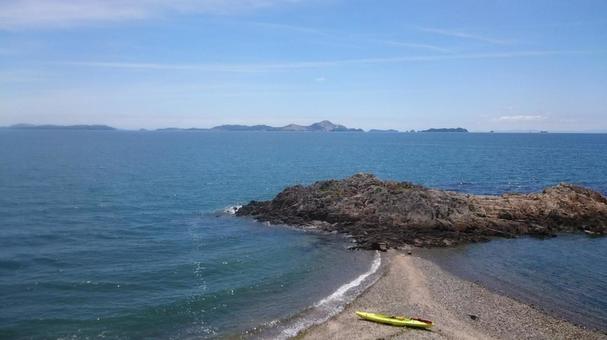 青い海と小島の景観 青い海と小島の景観の写真