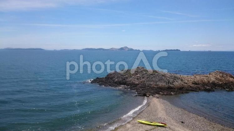 青い海と小島の景観 海,島,岩場の写真素材