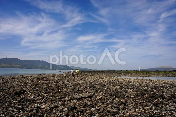 ＜五島＞夏の大潮のさんさん富江キャンプ村 女性,子供,家族の写真素材