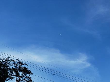 月と青空と雲 月と青空と雲 空,青空,雲の写真素材