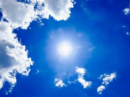 真夏の太陽と青い空 太陽,青い空,白い雲の写真素材