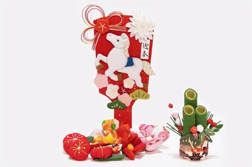 飾り羽子板の白馬　門松とちりめん細工の花 年賀状背景,午,羽子板の写真素材