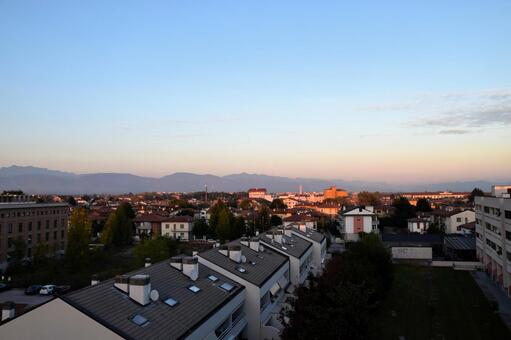 イタリアの夕暮れ時の街並みと遠くの山々﻿ イタリア,ヨーロッパ,街並みの写真素材