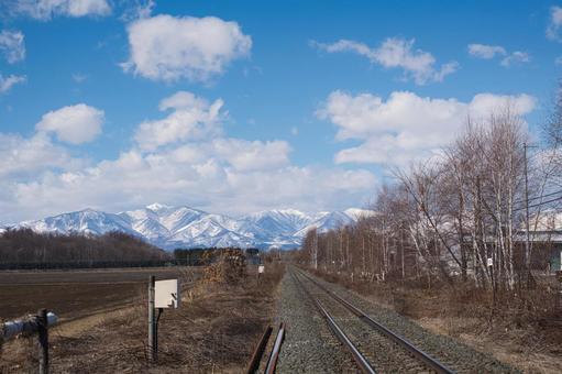 雪山と線路 雪山と線路の写真
