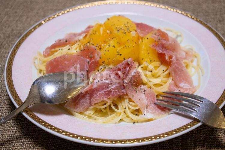 夏のお昼　フルーツと生ハムの冷製パスタ パスタ,スパゲティ,生ハムの写真素材