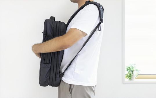 ビジネスリュックを前掛けする男性(顔無し ビジネスリュックを前掛けする男性(顔無し ビジネスリュック,前掛け,男性の写真素材