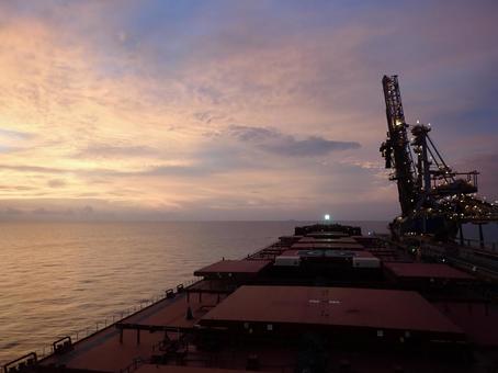 船から見た夕暮れ 海,船,夕暮れの写真素材